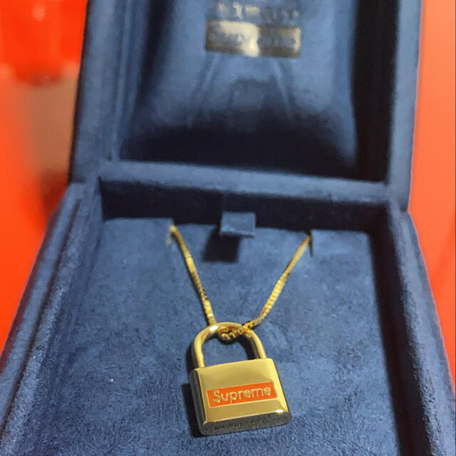 Supreme(シュプリーム)のSupreme/Jacob & Co.14K Gold Lock Pendant メンズのアクセサリー(ネックレス)の商品写真
