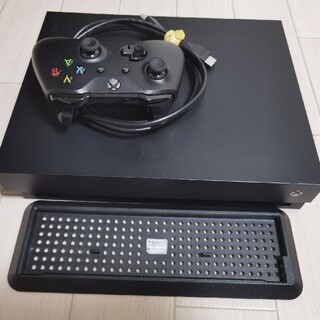 エックスボックス(Xbox)のXBOX ONE X 本体 ブラック 縦置きスタンド付　4K ULTRA HD(家庭用ゲーム機本体)