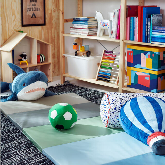 【新品】IKEA PLUFSIG ペルフスィッグ　折りたたみ式マット　ブルー キッズ/ベビー/マタニティの寝具/家具(フロアマット)の商品写真