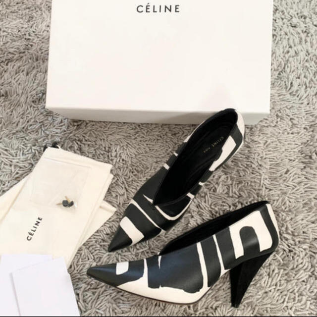 celine(セリーヌ)の新品　国内購入　celine セリーヌ　Vカットパンプス　フィービー　ブラック レディースの靴/シューズ(ハイヒール/パンプス)の商品写真