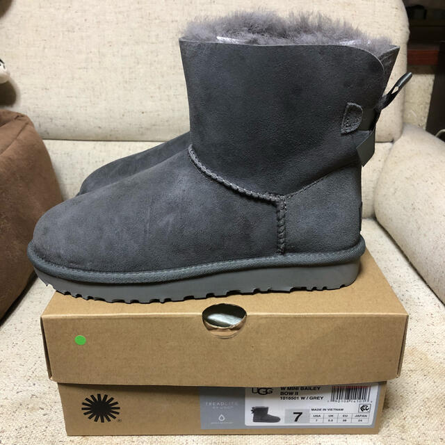 UGG(アグ)の新品未使用 UGG BAILEY BOW Ⅱ グレー US7 ショート ブーツ レディースの靴/シューズ(ブーツ)の商品写真