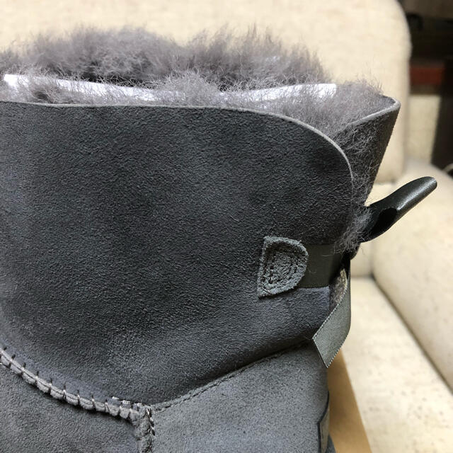 UGG(アグ)の新品未使用 UGG BAILEY BOW Ⅱ グレー US7 ショート ブーツ レディースの靴/シューズ(ブーツ)の商品写真