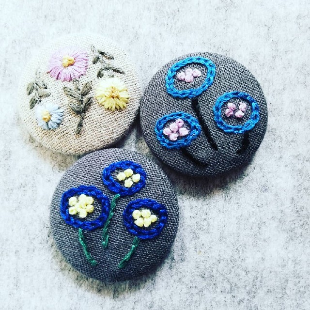 no.445  なでしこの刺繍のくるみボタンブローチ レディースのアクセサリー(ブローチ/コサージュ)の商品写真