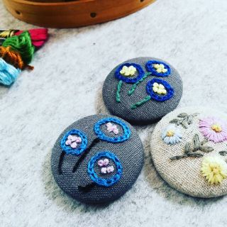 no.445  なでしこの刺繍のくるみボタンブローチ(ブローチ/コサージュ)