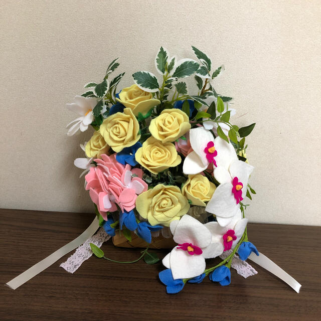 フェルト薔薇と胡蝶蘭の壁掛け•花かごアレンジメイト⭐︎ハンドメイド ハンドメイドのフラワー/ガーデン(その他)の商品写真