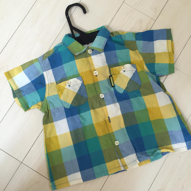 BeBe(ベベ)の夏色チェック半袖シャツ 95 キッズ/ベビー/マタニティのキッズ服男の子用(90cm~)(Tシャツ/カットソー)の商品写真