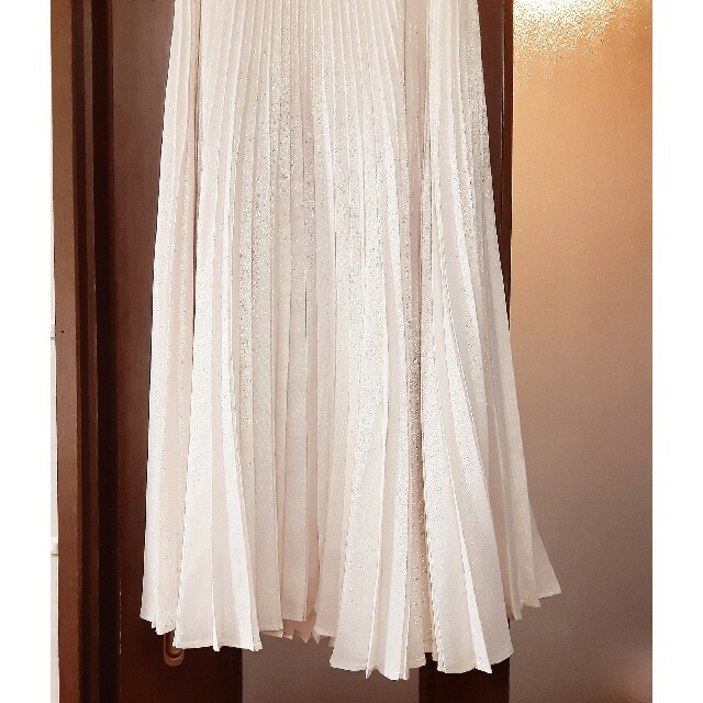 The Virgnia(ザヴァージニア)のThe Virgnia  シャイニー プリーツスカート ベージュ レディースのスカート(ロングスカート)の商品写真