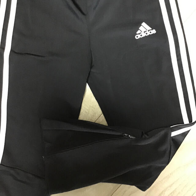 adidas(アディダス)の売切価格！adidas アディダス ジャージ 上下 130cm 黒×白ライン キッズ/ベビー/マタニティのキッズ服男の子用(90cm~)(その他)の商品写真