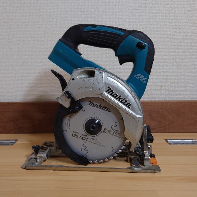 マキタ 18V 中古 125mm充電式マルノコ HS471D スポーツ/アウトドア