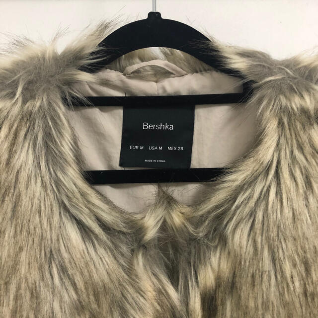 Bershka(ベルシュカ)のBershka ファーコート　ポケットあり レディースのジャケット/アウター(毛皮/ファーコート)の商品写真