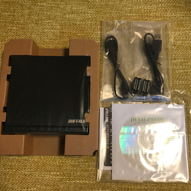 Buffalo(バッファロー)の【新品】ポータブルDVDドライブ　BUFFALO DVSM-PSS58U2-BK スマホ/家電/カメラのPC/タブレット(PC周辺機器)の商品写真