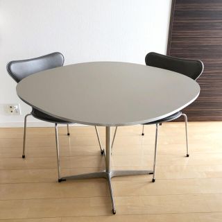 Fritz Hansen(フリッツハンセン)スーパー円テーブルA603 ブラウン