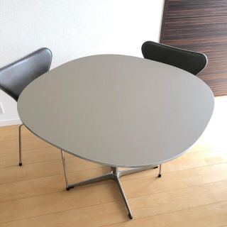 Fritz Hansen(フリッツハンセン)スーパー円テーブルA603 ブラウンの