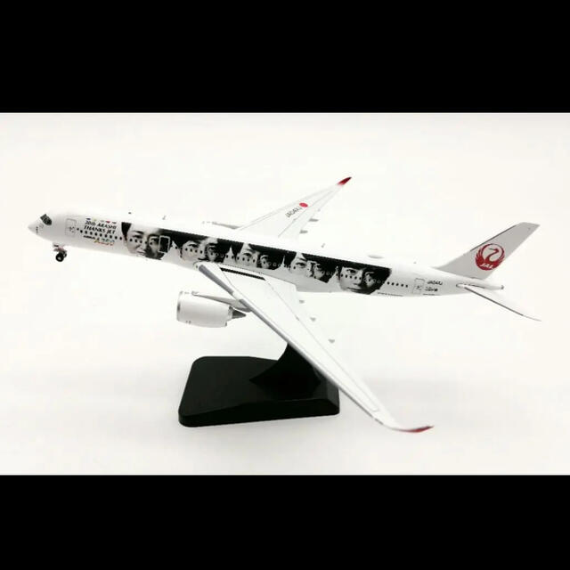 嵐(アラシ)のAviation社製 JAL 嵐サンクスジェット特別塗装機 1/400 エンタメ/ホビーのテーブルゲーム/ホビー(航空機)の商品写真