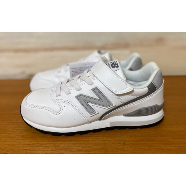 New Balance(ニューバランス)の新品 21㎝ ニューバランス 996レザー 白　ホワイト　キッズスニーカー キッズ/ベビー/マタニティのキッズ靴/シューズ(15cm~)(スニーカー)の商品写真