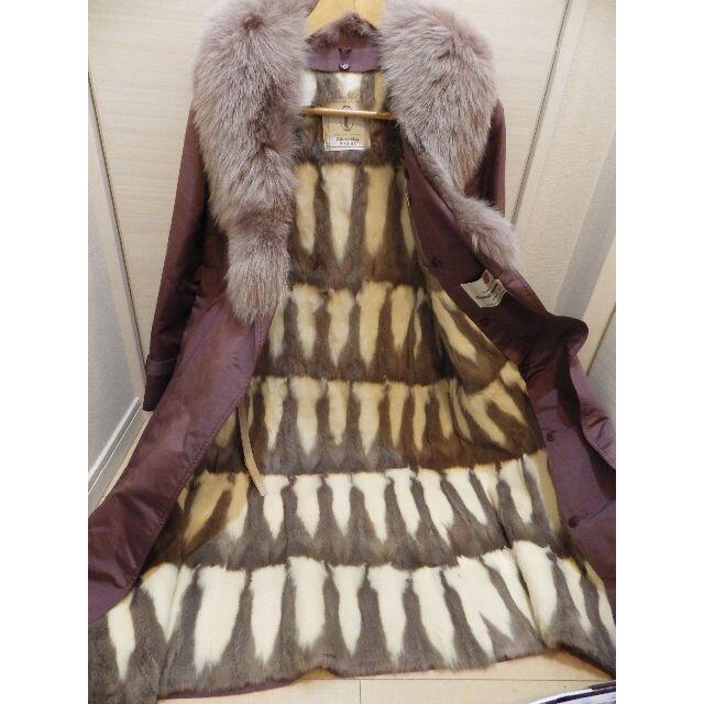シルバーブルーイエムラ　フォックスファーのコート毛皮 リアルファーのライナー付 レディースのジャケット/アウター(毛皮/ファーコート)の商品写真