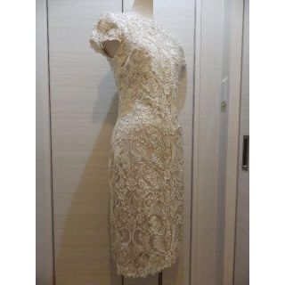 タダシショウジ(TADASHI SHOJI)のTadashi Shoji タダシショージ　ベージュ地・白刺繍・金糸ワンピース2(ひざ丈ワンピース)