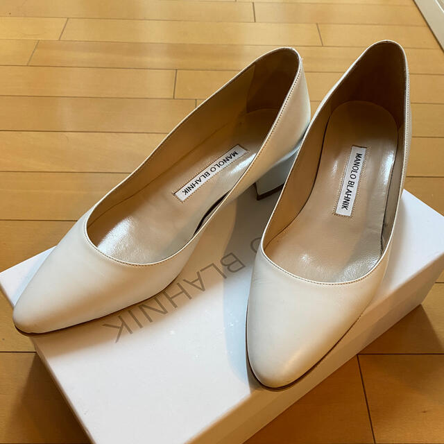 本日特価】 BLAHNIK MANOLO - リストニー 白 36ハーフ manoloblahnik