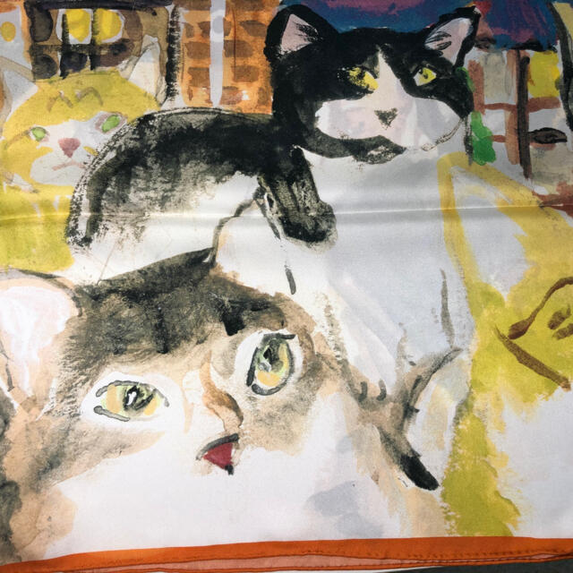 Manhattaner's(マンハッタナーズ)の最終値下げ❗️マンハッタナーズ猫柄シルクスカーフ・題名「6匹猫のリストランテ」 レディースのファッション小物(バンダナ/スカーフ)の商品写真