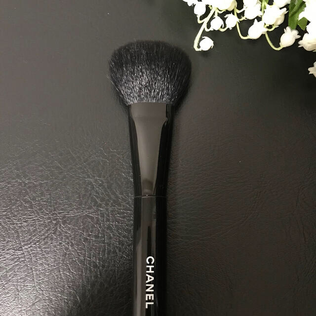 CHANEL(シャネル)のCHANEL パンソー ブラッシュ チークブラシ コスメ/美容のメイク道具/ケアグッズ(チーク/フェイスブラシ)の商品写真