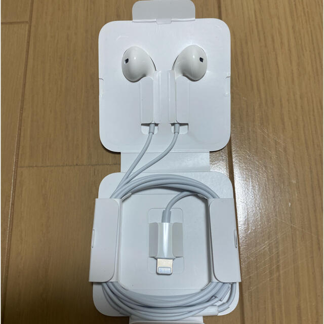 Apple(アップル)の【グレ様専用】iPhoneイヤホン/iPhone充電コードセット/新品未使用 スマホ/家電/カメラのオーディオ機器(ヘッドフォン/イヤフォン)の商品写真