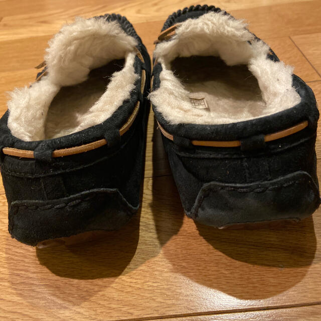 UGG(アグ)のUGG ダコタ　スリッポン　モカシン　ブラック　US7 レディースの靴/シューズ(スリッポン/モカシン)の商品写真