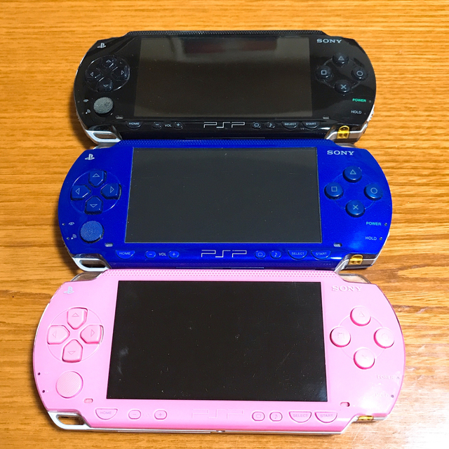PlayStation Portable(プレイステーションポータブル)のPSP まとめ売り ブラック ピンク ブルー 3点セット 完全ジャンク品 エンタメ/ホビーのゲームソフト/ゲーム機本体(携帯用ゲーム機本体)の商品写真