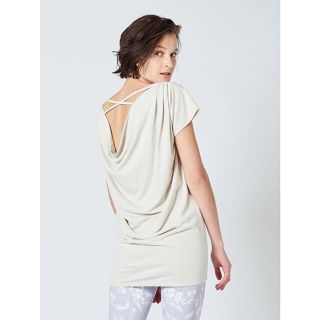 エミアトリエ(emmi atelier)の新品未使用【emmi yoga】バックドレープＴシャツ⭐︎ブラック(ヨガ)