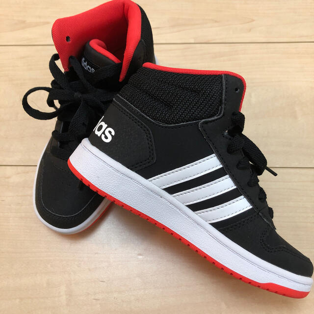 adidas(アディダス)の新品未使用⭐︎アディダス　スニーカー　18.5 キッズ/ベビー/マタニティのキッズ靴/シューズ(15cm~)(スニーカー)の商品写真