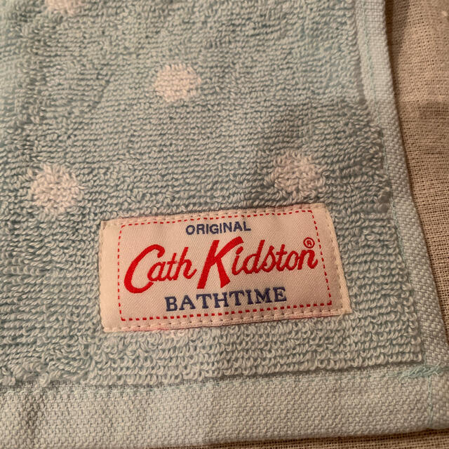 Cath Kidston(キャスキッドソン)のCath Kidston タオルハンカチ　水玉ドット柄　薄水色 レディースのファッション小物(ハンカチ)の商品写真