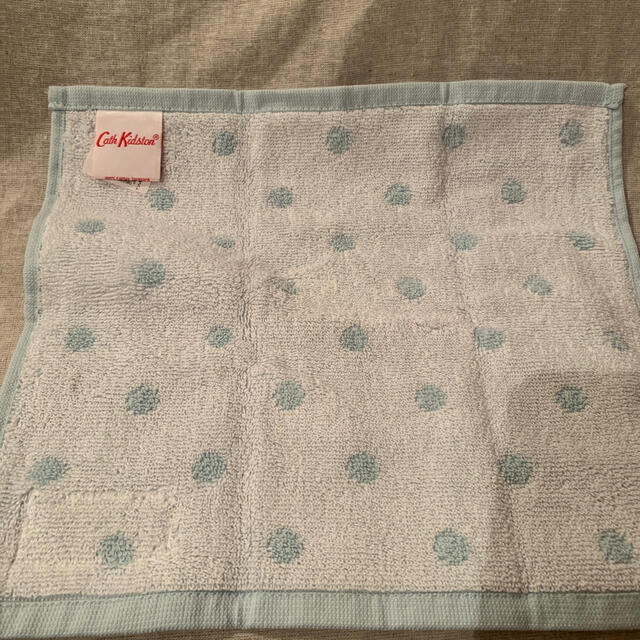 Cath Kidston(キャスキッドソン)のCath Kidston タオルハンカチ　水玉ドット柄　薄水色 レディースのファッション小物(ハンカチ)の商品写真