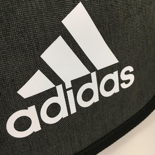 adidas(アディダス)の新作！アディダス ブラック 黒 ショルダーバッグ グレー 新品 ロゴ メンズのバッグ(ショルダーバッグ)の商品写真