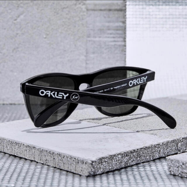 Oakley(オークリー)のOAKLEY × FRAGMENT FROGSKINS (A) サングラス メンズのファッション小物(サングラス/メガネ)の商品写真