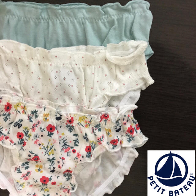 PETIT BATEAU(プチバトー)の【新品】プチバトー 6ans プリントショーツ3枚組 フリル キッズ/ベビー/マタニティのキッズ服女の子用(90cm~)(下着)の商品写真