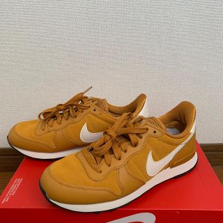 ナイキ(NIKE)の【NIKE】未使用　INTERNATIONALIST SE  黄色　革　スエード(スニーカー)