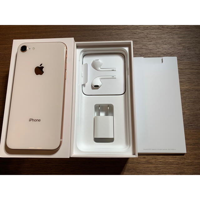 iPhone(アイフォーン)のiphone8 64gb gold 未使用品 スマホ/家電/カメラのスマートフォン/携帯電話(スマートフォン本体)の商品写真