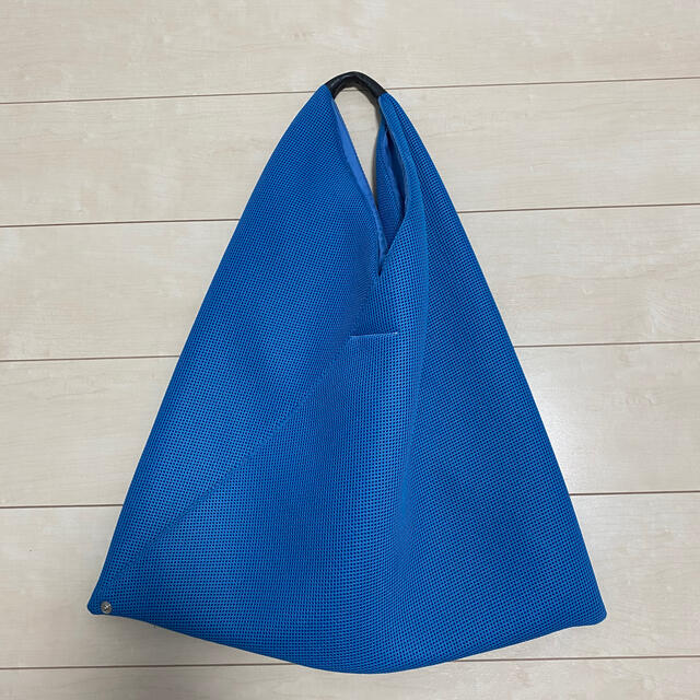 MM6(エムエムシックス)のmm6 トライアングル　バック　ブルー レディースのバッグ(トートバッグ)の商品写真