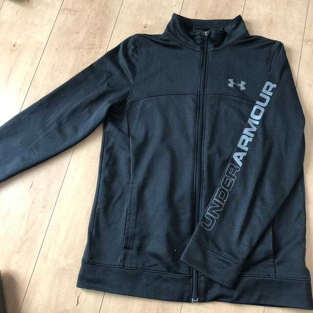 UNDER ARMOUR(アンダーアーマー)のアンダーアーマースタンドジップ上着160 キッズ/ベビー/マタニティのキッズ服男の子用(90cm~)(ジャケット/上着)の商品写真