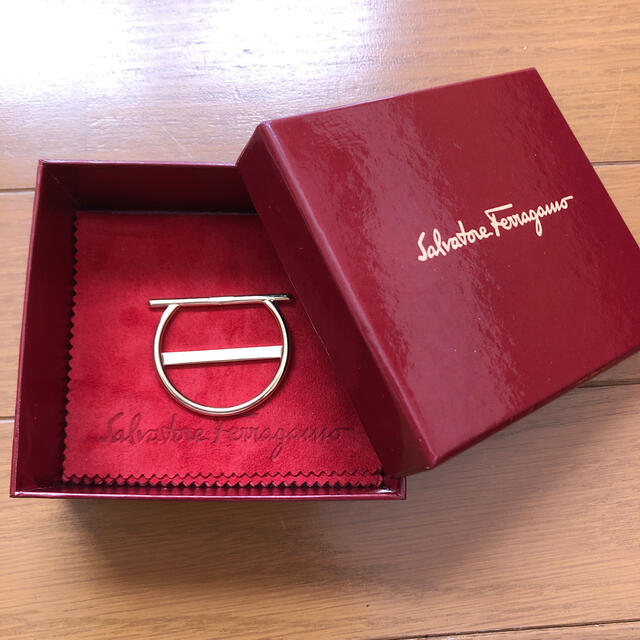 Salvatore Ferragamo(サルヴァトーレフェラガモ)のフェラガモ　スカーフリング　ゴールド レディースのファッション小物(バンダナ/スカーフ)の商品写真