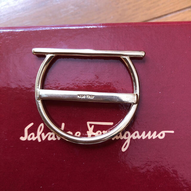 Salvatore Ferragamo(サルヴァトーレフェラガモ)のフェラガモ　スカーフリング　ゴールド レディースのファッション小物(バンダナ/スカーフ)の商品写真