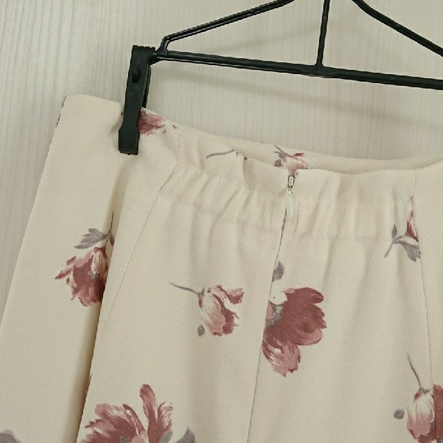 BE RADIANCE(ビーラディエンス)の花柄スカート レディースのスカート(ミニスカート)の商品写真