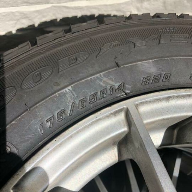 Goodyear(グッドイヤー)のフィット　グッドイヤー　ホイル付きスタッドレスタイヤ 4本 自動車/バイクの自動車(タイヤ・ホイールセット)の商品写真