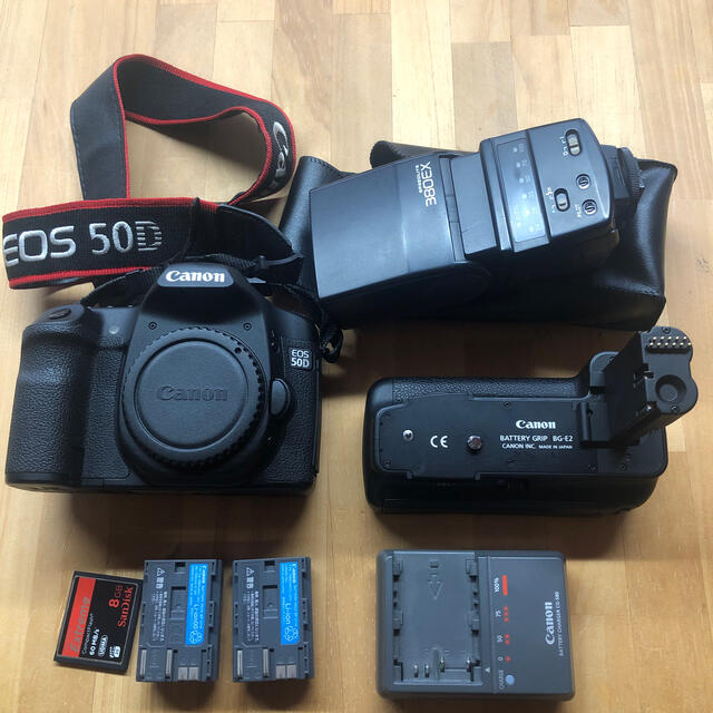 Canon(キヤノン)のcanon eos 50d 本体　バッテリー　充電器　グリップ　　ストロボ スマホ/家電/カメラのカメラ(デジタル一眼)の商品写真