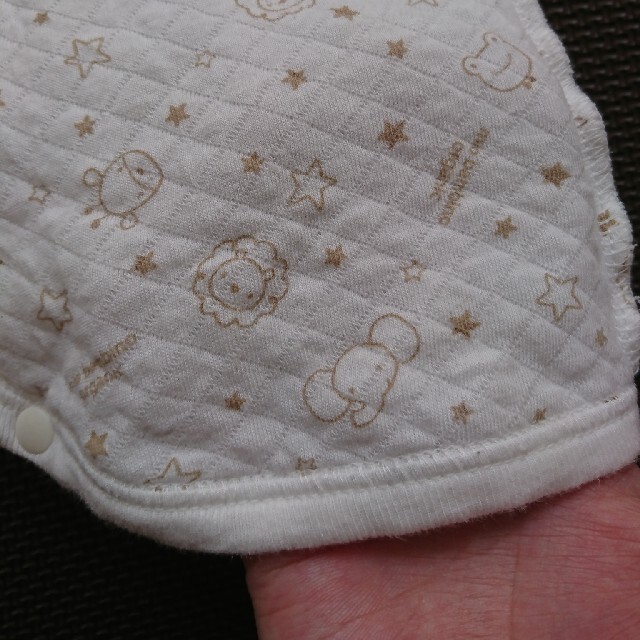 西松屋(ニシマツヤ)の冬用 新生児ロンパース ４枚セット キッズ/ベビー/マタニティのベビー服(~85cm)(肌着/下着)の商品写真