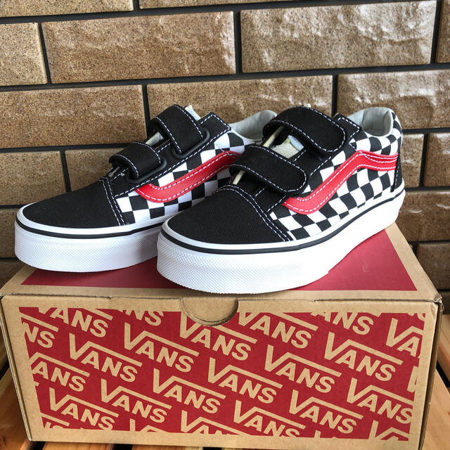 VANS(ヴァンズ)の新品・未使用 ヴァンズ キッズ オールドスクールV 17cm 白/黒 チェック キッズ/ベビー/マタニティのキッズ靴/シューズ(15cm~)(スニーカー)の商品写真