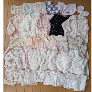 ニシマツヤ(西松屋)の３４枚まとめ売り！　ベビー服50〜60　新生児ロンパース　肌着　スタイ　女の子(肌着/下着)