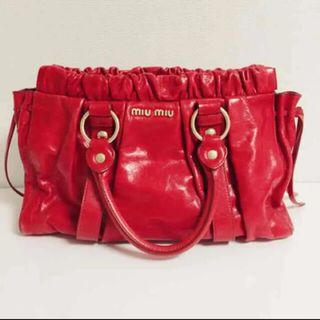 ミュウミュウ(miumiu)の【ほぼ未使用・美品】miumiuショルダーバッグ赤ヴィテッロ(ショルダーバッグ)