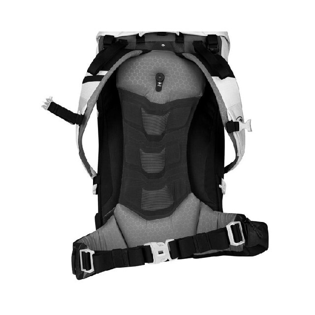 Mammut(マムート)の【新品】MAMMUT TrionSpine 35 黒/白【未使用】 スポーツ/アウトドアのアウトドア(登山用品)の商品写真