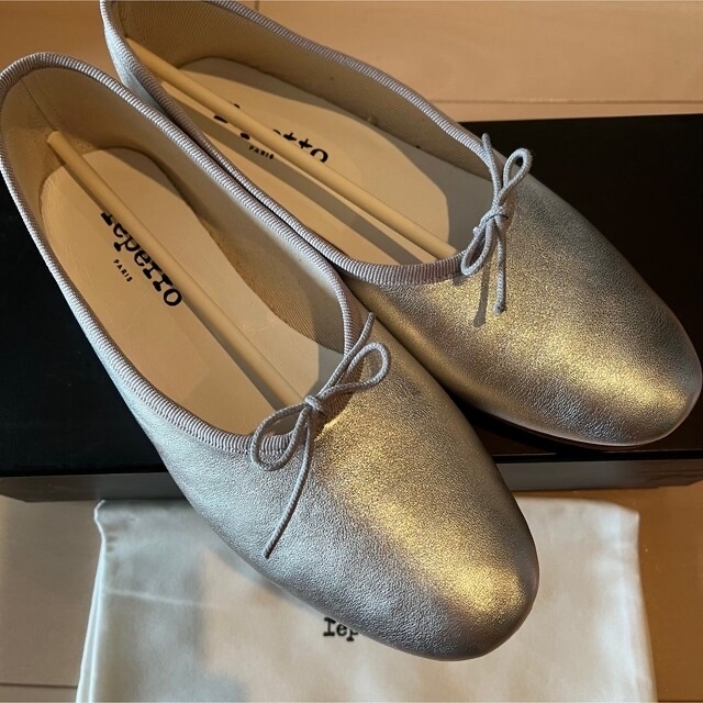 repetto(レペット)の別注 repetto レペット manon マノン シルバー 36 レディースの靴/シューズ(バレエシューズ)の商品写真