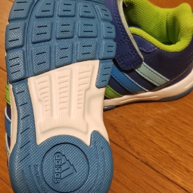 adidas(アディダス)のお値下げ中✩新品☆【adidas】 アディダス スニーカー ブルー  13cm キッズ/ベビー/マタニティのベビー靴/シューズ(~14cm)(スニーカー)の商品写真